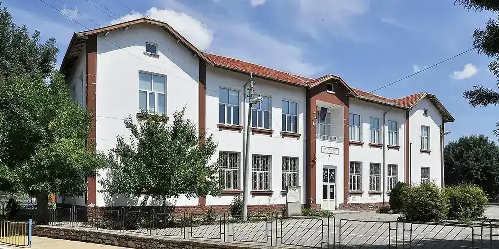 Сградата на училище „Христо Ботев“ в Нова Загора