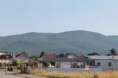 Къщи в малко населено място край планина