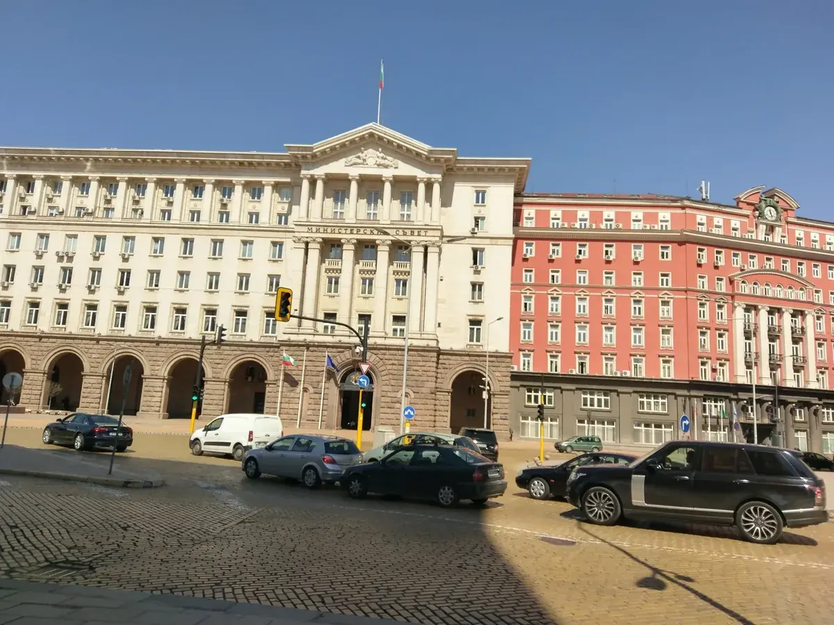 Главният вход на сградата на Министерския съвет в София